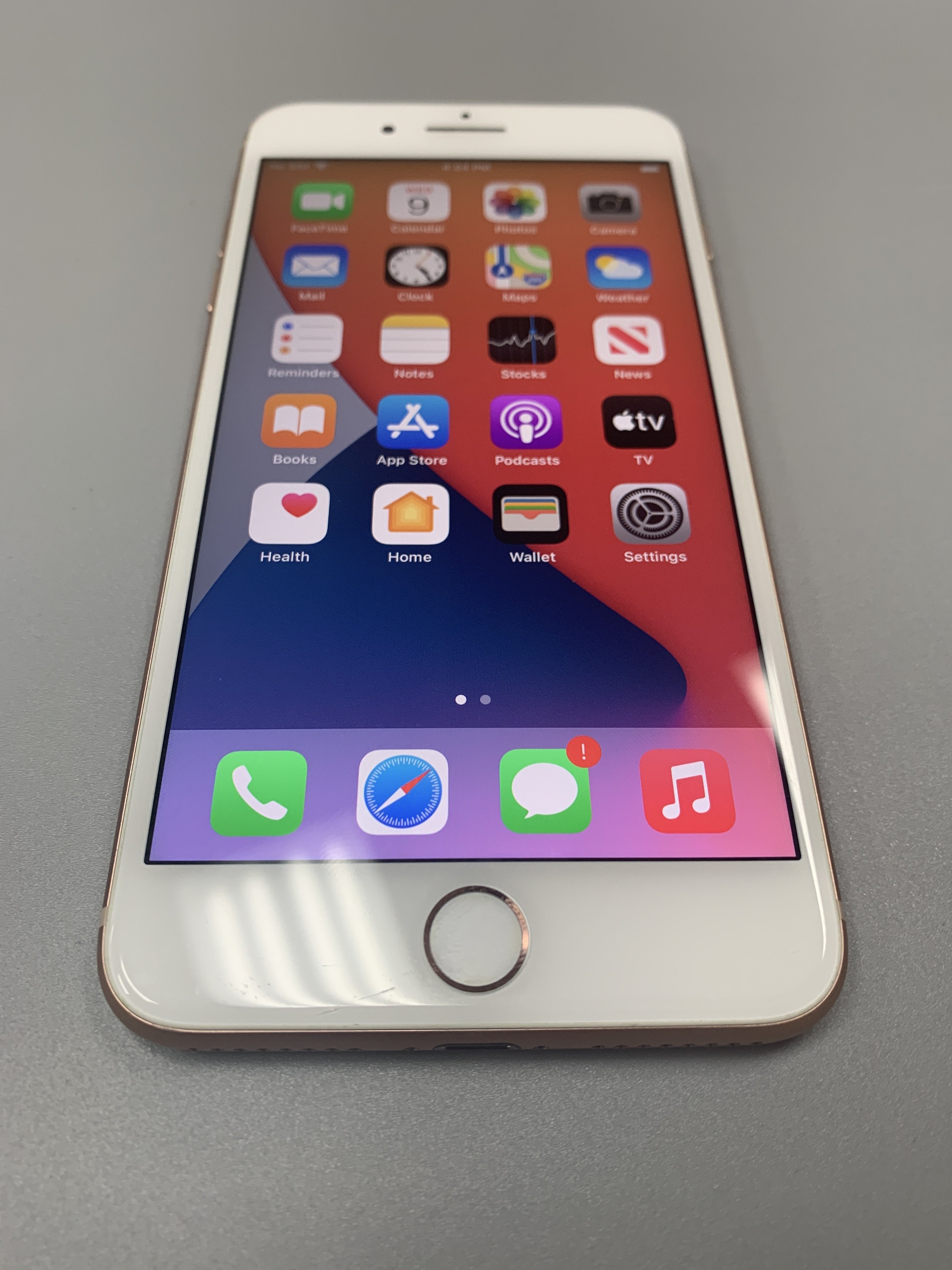 Eco-Deals - iPhone 8 Plus 64 Fully Unlocked Gold - Small Crack on Back - Plug.tech