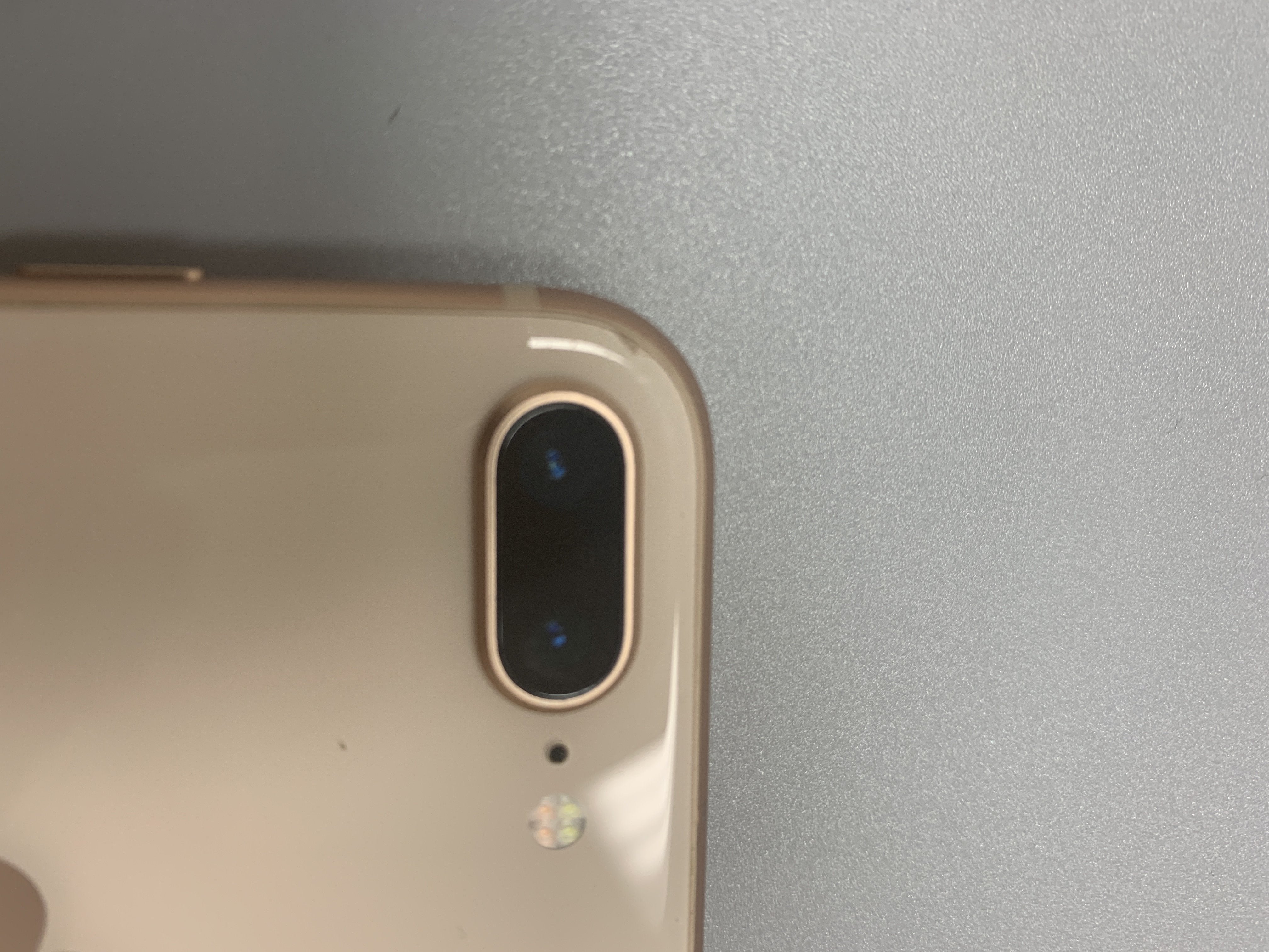 Eco-Deals - iPhone 8 Plus 64 Fully Unlocked Gold - Small Crack on Back - Plug.tech