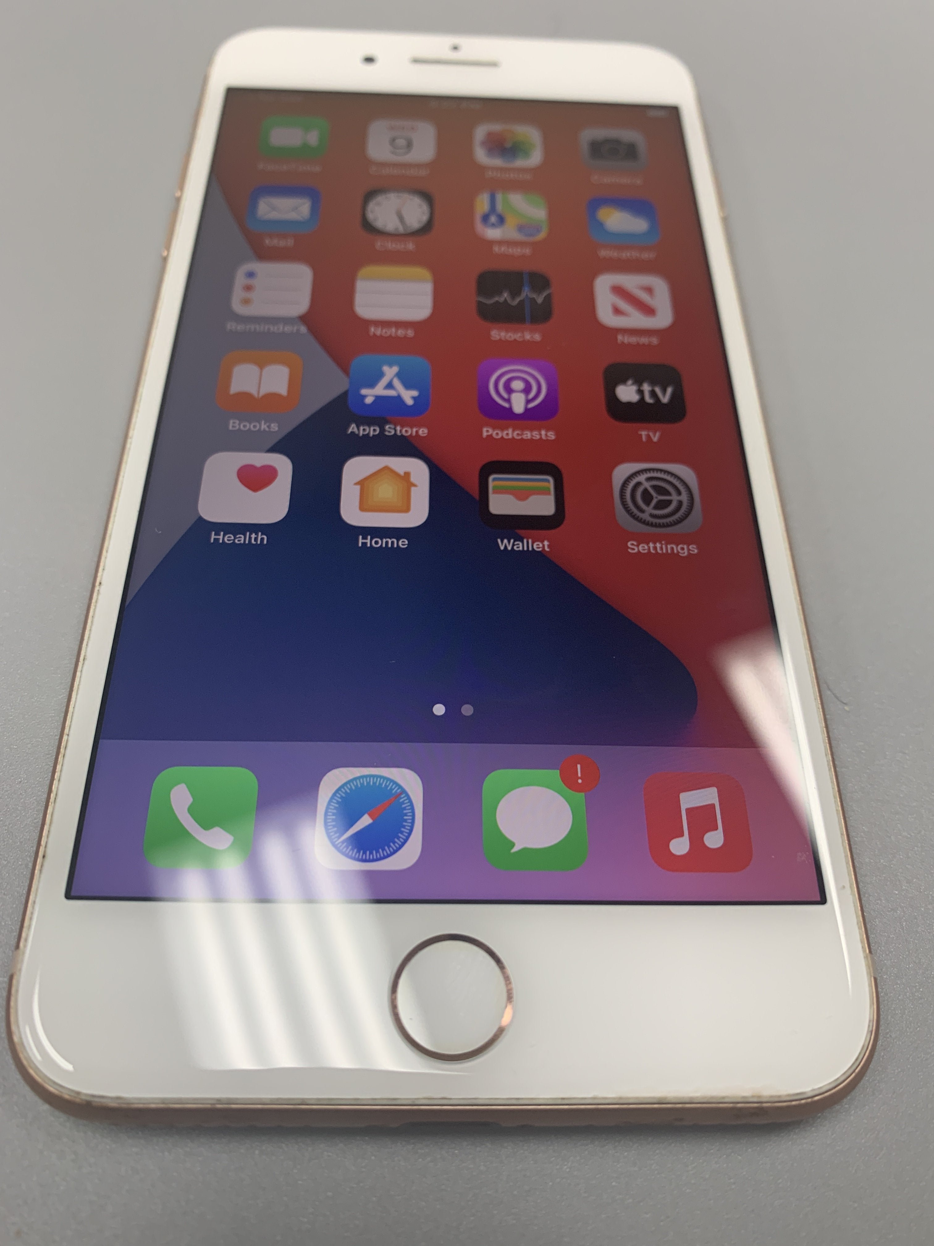 Eco-Deals - iPhone 8 Plus 64 Fully Unlocked Gold - Crack on Back - Plug.tech